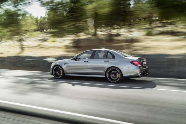 
Cả hai đều sở hữu vận tốc tối đa giới hạn điện tử 250 km/h. Nếu có thêm gói AMG Driver, tốc độ tối đa của Mercedes-AMG E63 S 2018 sẽ được nới lên 300 km/h.
