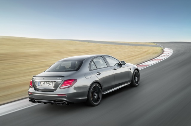 
Sức mạnh tương ứng của Mercedes-AMG E63 S 2018 là 604 mã lực và 850 Nm. Sức mạnh này giúp Mercedes-AMG E63 S 2018 tăng tốc từ 0-100 km/h trong 3,3 giây, tương tự BMW M5.
