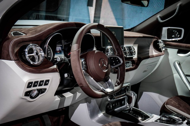 
Bên trong Concept X-Class là không gian nội thất tạo cảm giác quen thuộc cho những người đã từng lái xe Mercedes-Benz. Có thể thấy điều đó qua thiết kế bảng táp-lô, 2 cụm đồng hồ dạng ống tương tự Mercedes-Benz C-Class, vô lăng đáy phẳng 3 chấu, 4 cửa gió điều hòa hình tròn, màn hình COMAND dạng iPad cùng núm xoay và touchpad để điều khiển.
