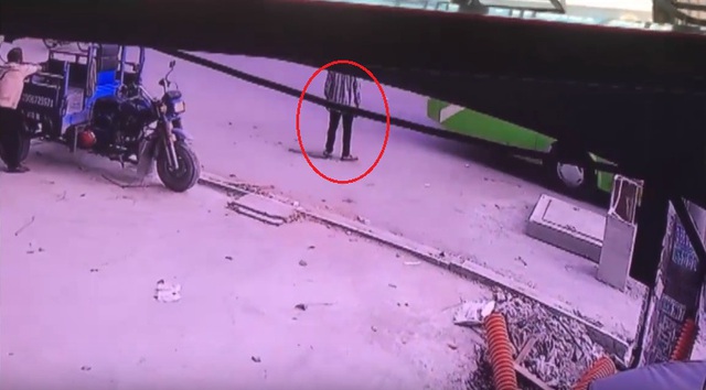 
Người đàn ông đứng bên lề đường để đón xe buýt. Ảnh cắt từ video
