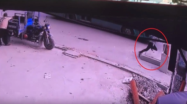 Chạy theo đón xe buýt, người đàn ông bị vấp ngã và rơi xuống hố ga không đậy nắp. Ảnh cắt từ video