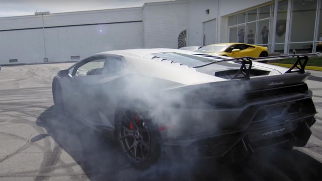 
Eva drift và đốt lốp bằng siêu xe Lamborghini Huracan. Ảnh cắt từ video
