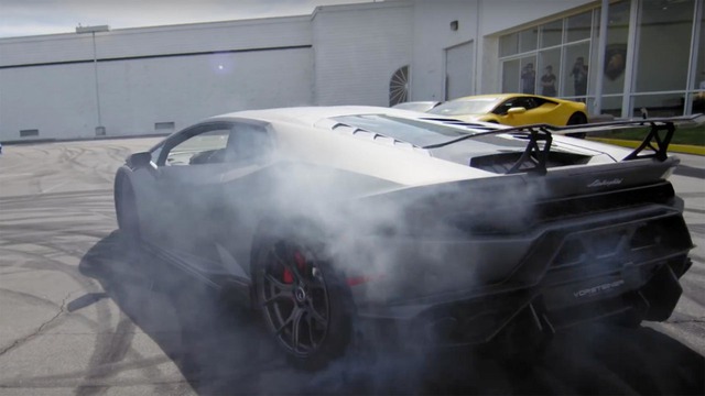Eva drift và đốt lốp bằng siêu xe Lamborghini Huracan. Ảnh cắt từ video