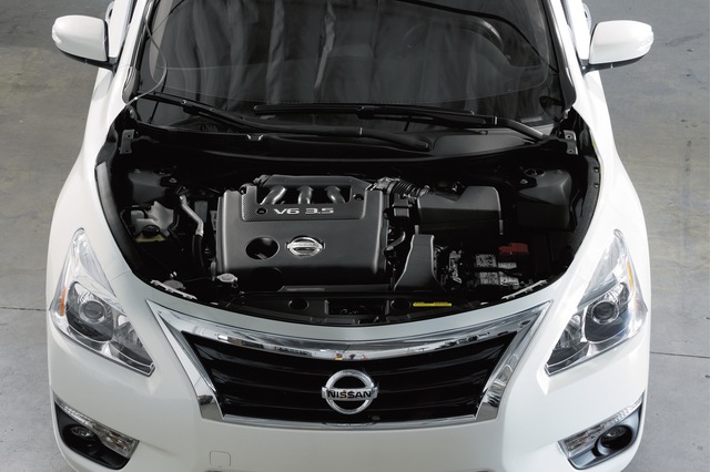 
Ở phiên bản 2017, động cơ của Nissan Altima không có gì thay đổi. Xe tiếp tục sử dụng động cơ tiêu chuẩn là máy xăng 4 xy-lanh, dung tích 2,5 lít, sản sinh công suất tối đa 182 mã lực. Bên cạnh đó là động cơ V6, dung tích 3,5 lít với công suất tối đa 270 mã lực. Cả hai động cơ đều kết hợp với hộp số CVT có tên Xtronic.

