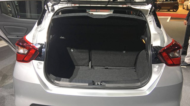 
Những thay đổi khác của Nissan Micra 2017 bao gồm hệ thống thông tin giải trí với màn hình 7 inch lớn hơn, hỗ trợ ứng dụng Apple CarPlay, kết nối Bluetooth, công tắc chỉnh điều hòa mới và dàn âm thanh Bose 6 loa. Trong đó, có loa tích hợp vào tựa đầu của ghế người lái.
