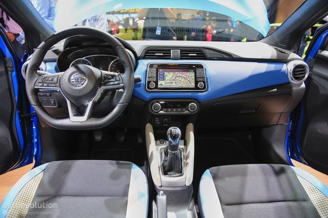 
Bản thân thiết kế bên trong của Nissan Micra 2017 cũng giống với Sway. Bằng chứng là bảng táp-lô có thiết kế hiện đại hơn, cụm đồng hồ mới với màn hình đa thông tin trước mặt người lái và vô lăng lấy từ Nissan Serena 2017.
