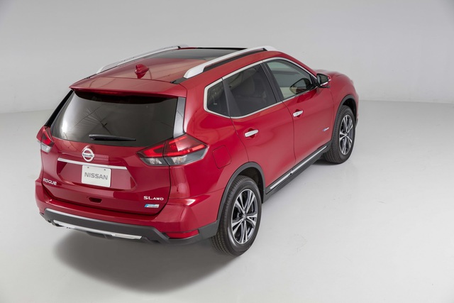 Hệ dẫn động của Nissan Rogue Hybrid 2017 sản sinh c&ocirc;ng suất tối đa 176 m&atilde; lực. Trong đ&oacute;, động cơ xăng đ&oacute;ng g&oacute;p 141 m&atilde; lực v&agrave; 144 lb-ft. Hai con số tương ứng của m&ocirc;-tơ điện l&agrave; 40 m&atilde; lực v&agrave; 118 lb-ft.