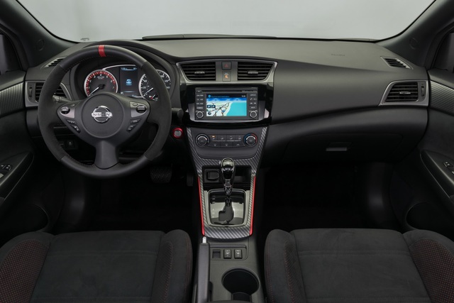 
Bên trong Nissan Sentra Nismo 2017 có ghế trước thể thao hơn cùng vô lăng bọc da và Alcantara. Thêm vào đó là những điểm nhấn màu đỏ trên cụm điều khiển trung tâm, nút bấm khởi động máy và vô lăng, đối lập với tông đen bao phủ toàn bộ nội thất. Người mua Nissan Sentra Nismo 2017 có thể chọn nội thất màu bạc, xám đậm, đen hoặc trắng.
