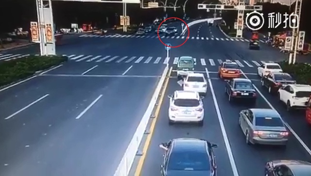 
Chiếc ô tô dừng chờ đèn đỏ khi vụ nổ chưa xảy ra.
