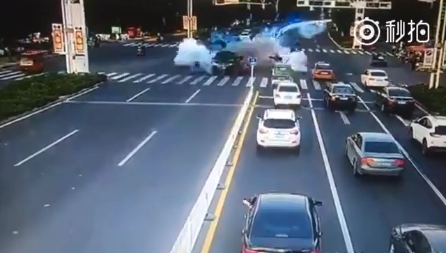 Khi chạy qua ngã tư, chiếc ô tô bất ngờ phát nổ. Ảnh cắt từ video