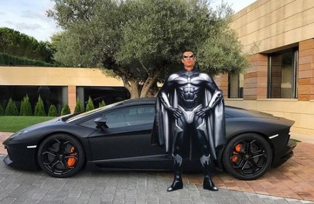 
Ronaldo được khoác bộ cánh của Người Dơi để hợp với chiếc Lamborghini Aventador màu đen nhám.
