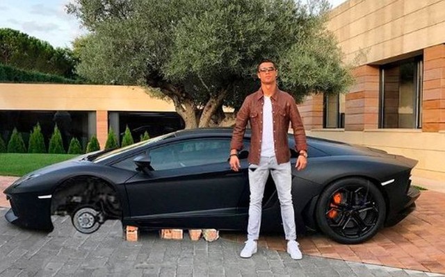 
Có người tưởng tượng cảnh chiếc Lamborghini Aventador của Ronaldo bị trộm ghé thăm và cuỗm mất bánh trước bên trái. Thậm chí, gạch còn được kê dưới gầm của chiếc siêu xe để dề bề ăn trộm bánh.
