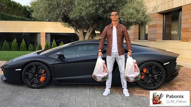 
Ronaldo tay xách nách mang sau khi đi siêu thị bằng siêu xe Lamborghini Aventador.
