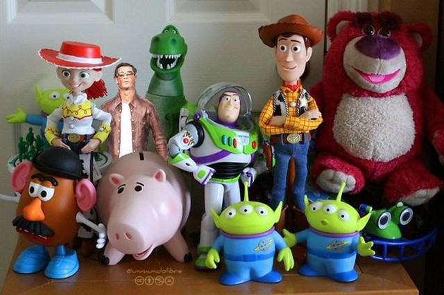 
Siêu tiền đạo người Bồ Đào Nha đứng lẫn giữa các nhân vật của phim hoạt hình Toys Story.
