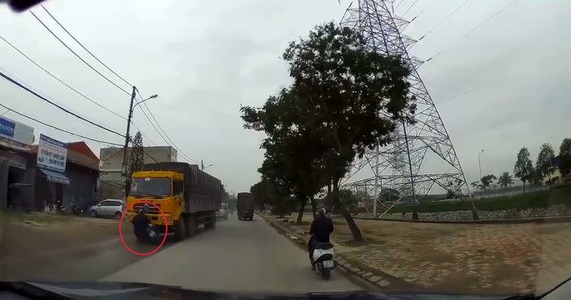 
Ô tô tải đâm vào chiếc xe máy của người đàn ông. Ảnh cắt từ video
