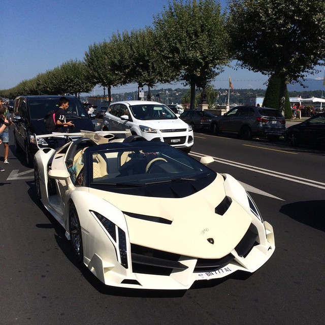 
Chiếc siêu xe Lamborghini Veneno Roadster màu trắng này thường xuyên bị bắt gặp tại Geneva khi chưa bị tịch thu.
