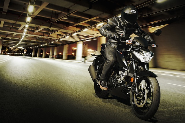 
Với GSX-S125 mới, dòng mô tô mang kiểu dáng naked bike của Suzuki ngày càng phong phú và đa dạng hơn, đáp ứng nhu cầu của mọi khách hàng. Với thiết kế nhỏ gọn và động cơ dung tích thấp, Suzuki GSX-S125 là mẫu xe naked bike phù hợp với người mới chơi mô tô.
