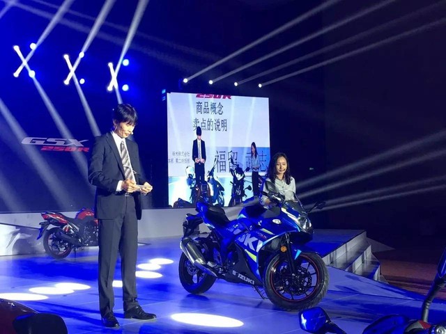 
GSX-250R, mẫu mô tô thể thao 250 phân khối được mong đợi nhất của hãng Suzuki, cuối cùng đã chính thức ra mắt tại thị trường Trung Quốc. Cuộc họp báo ra mắt Suzuki GSX-250R tại Trung Quốc đã diễn ra vào ngày hôm qua, 19/10.
