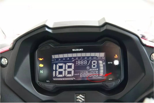 
Cụm đồng hồ của Suzuki GSX-250R có thiết kế giống Gixxer và thuộc dạng kỹ thuật số toàn phần. Tuy nhiên, đèn nền màu đen thay vì cam của cụm đồng hồ trên Suzuki GSX-250R trông cuốn hút hơn. Cụm đồng hồ hiển thị khá nhiều thông số, từ mức tiêu thụ nhiên liệu đến nhắc nhở lịch thay dầu.
