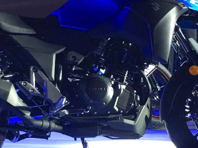 Trái tim của Suzuki V-Strom DL250 chính là khối động cơ trên GSX-250R, kết hợp với hộp số 6 cấp. Cụ thể là động cơ 2 xy-lanh, DOHC, dung tích 248 cc, tạo ra công suất tối đa 25 mã lực tại vòng tua máy 8.000 vòng/phút và mô-men xoắn cực đại 23,4 Nm tại vòng tua máy 6.500 vòng/phút. Đây là động cơ cũng được dùng cho Suzuki Inazuma 250 nhưng với sức mạnh lớn hơn một chút.