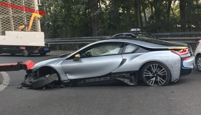 
Chiếc BMW i8 màu bạc tại hiện trường vụ tai nạn.
