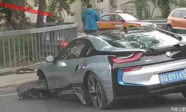 
Chiếc BMW i8 bị gãy trục trước.
