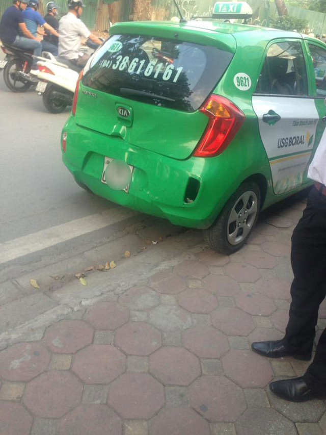 
Chiếc taxi Mai Linh tại hiện trường vụ tai nạn

