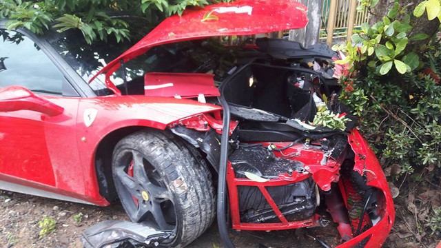 Phần đầu xe nát bét