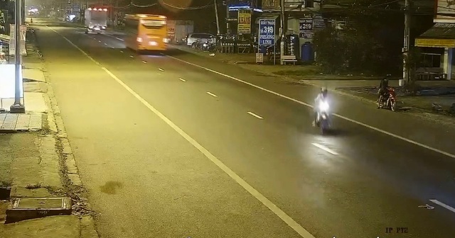 
Người đàn ông sang đường vào buổi tối. Ảnh cắt từ video

