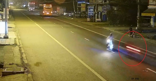 
Chiếc xe máy lao tới với tốc độ cao. Chiếc xe máy chạy nhanh đến mức chỉ nhìn thấy đèn loang loáng. Ảnh cắt từ video
