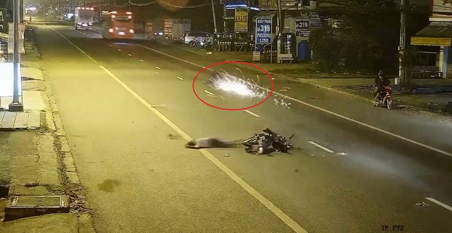 
Hai chiếc xe máy va chạm mạnh với nhau. Một xe máy cày trên mặt đường, tạo ra tia lửa bắn tung tóe. Ảnh cắt từ video

