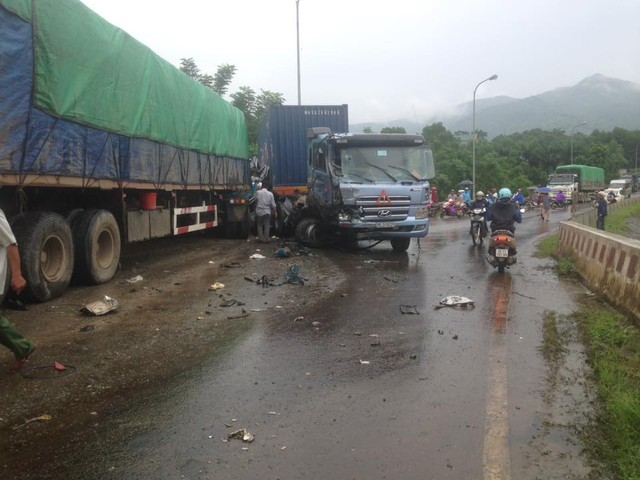 Hai xe container lao vào hiện trường vụ tai nạn giữa ô tô khách và xe bán tải.