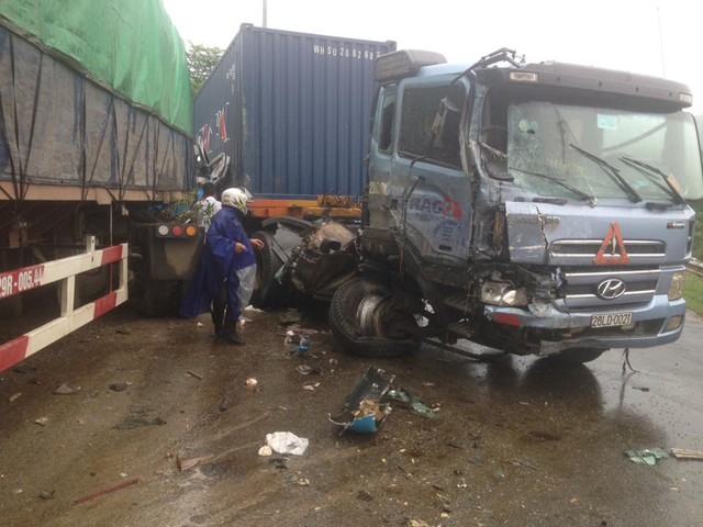 
Xe container biến dạng đầu xe trong vụ tai nạn liên hoàn.
