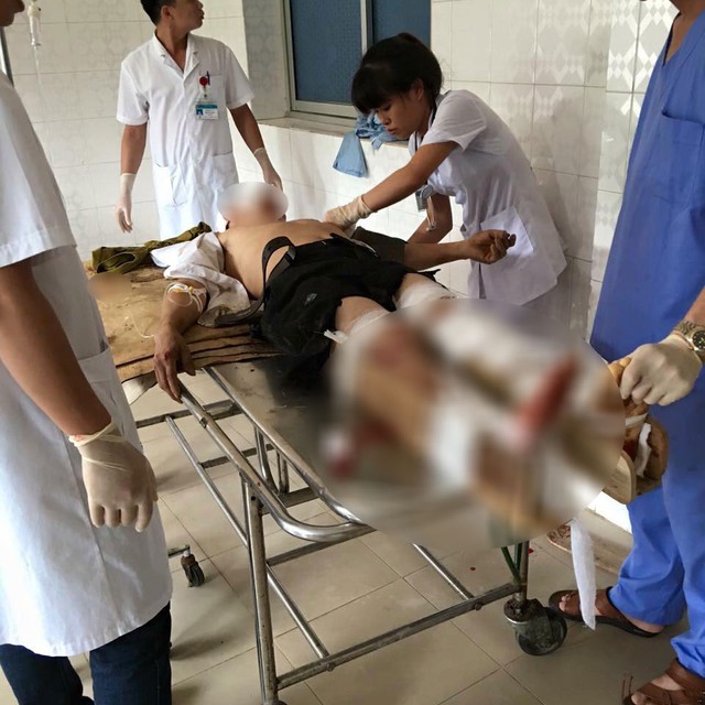Một người bị thương được đưa vào bệnh viện.