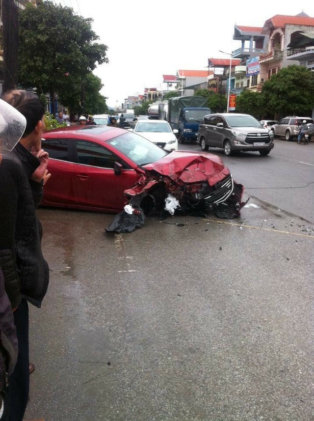 
Mazda3 hư hỏng nặng trong vụ tai nạn. Ảnh: Otofun
