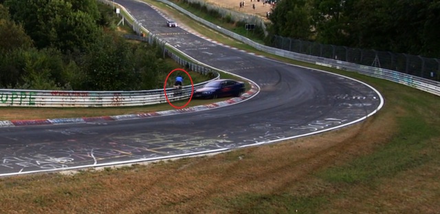 
Người đàn ông nhảy vào bên trong barrier để tránh chiếc BMW 3-Series đang lao tới. Ảnh cắt từ video
