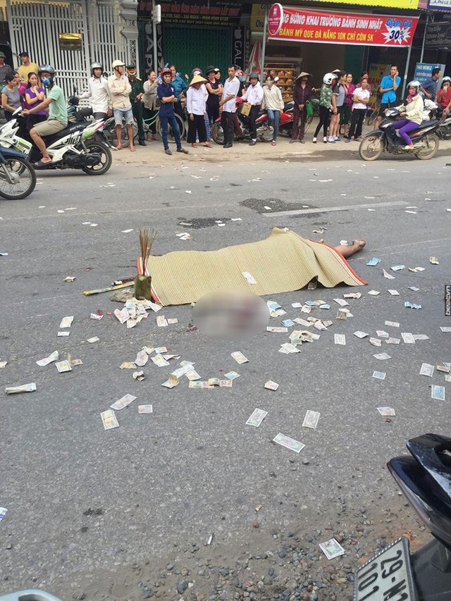 
Thi thể của một nạn nhân tại hiện trường.
