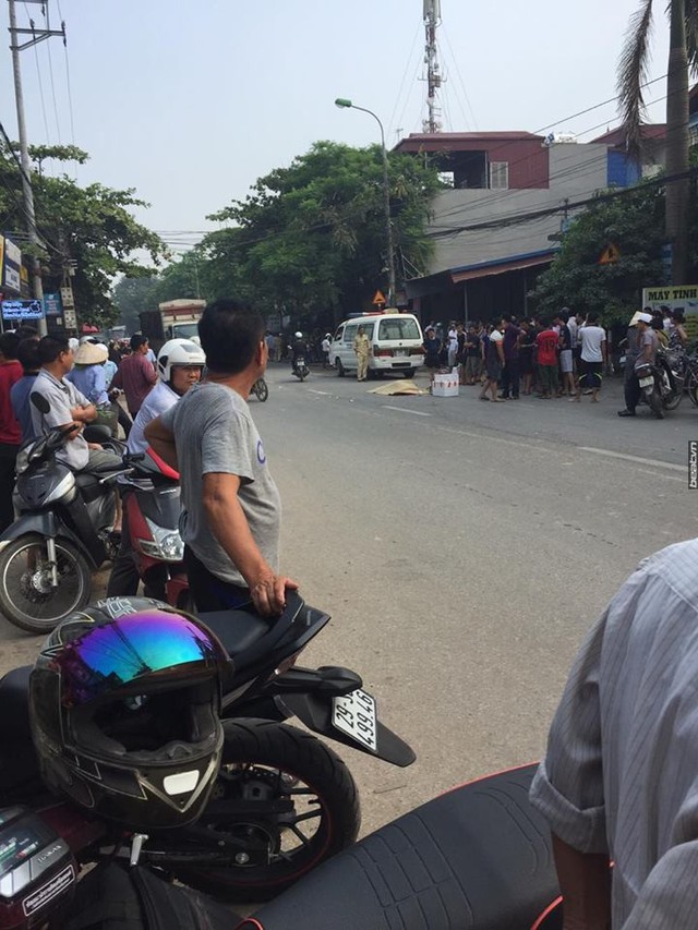 Vụ tai nạn thu hút sự chú ý của rất nhiều người dân quanh khu vực.