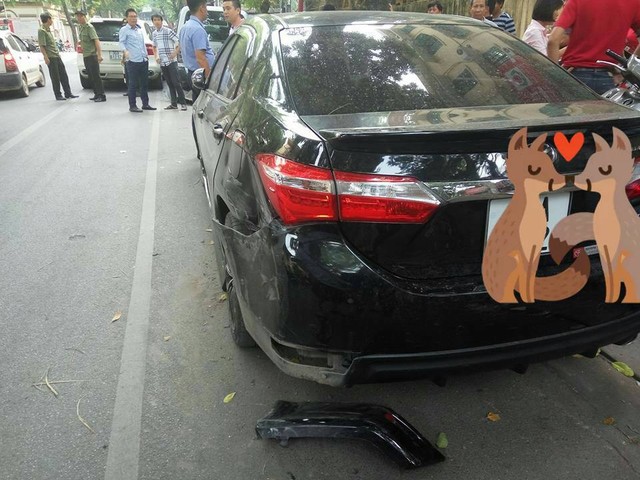 
Toyota Corolla Altis bị bung cản va sau. Ảnh: Lê Thanh Nguyên
