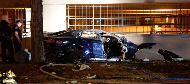 
Chiếc Tesla Model S nát bét tại hiện trường vụ tai nạn.
