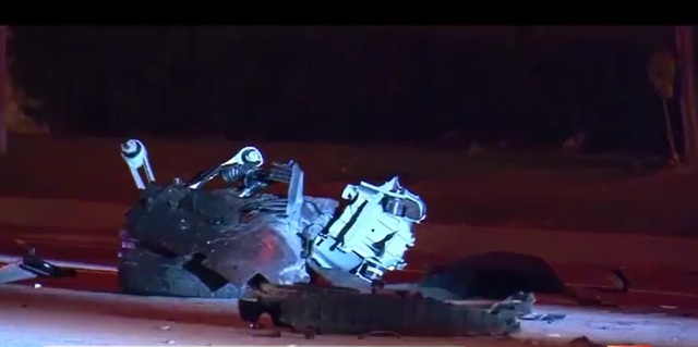 
Một mảnh vỡ của chiếc Tesla Model S nằm trên mặt đất.
