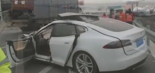 
Chiếc Tesla Model S bị hư hỏng nặng sau tai nạn.

