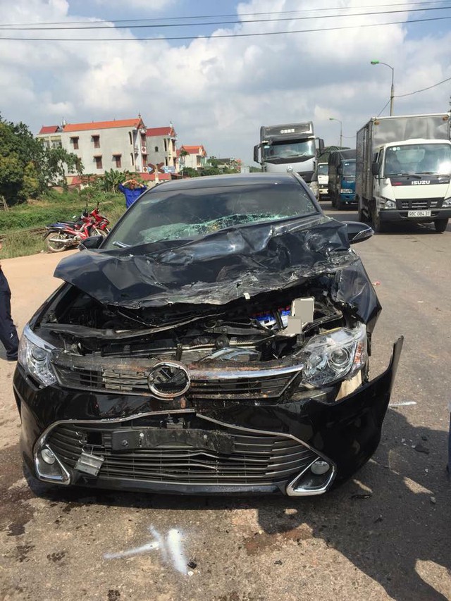 
Chiếc Toyota Camry bị hư hỏng nặng đầu xe. Ảnh: Otofun
