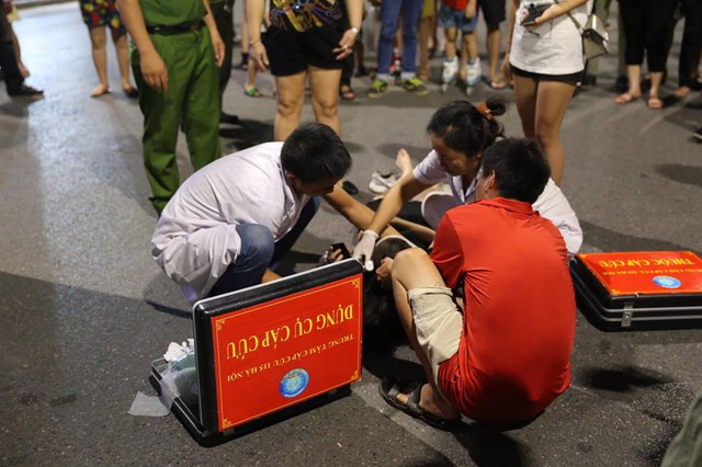 
Nhân viên của Trung tâm cấp cứu 115 Hà Nội có mặt tại hiện trường.
