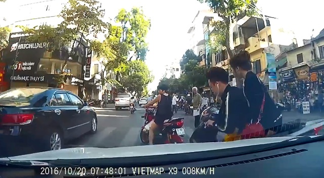 
Chiếc Honda SH chở đôi nam nữ tạt đầu ô tô. Ảnh cắt từ video
