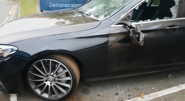 Chiếc Mercedes E-Class bị hư hỏng nặng sau vụ tai nạn. Ảnh cắt từ video
