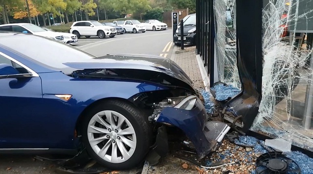 
Đầu xe Tesla Model S hư hỏng nặng sau khi đâm vào đại lý Mercedes. Ảnh cắt từ video
