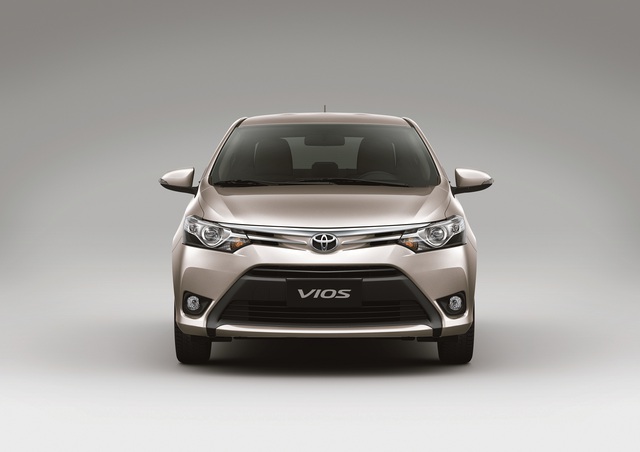 Ở phiên bản 2016, Toyota Vios được trang bị phần đầu xe mới với cụm hốc hút gió và lưới tản nhiệt hình thang đối xứng. Bên cạnh đó là đường dập nổi mạ crôm sắc cạnh vuốt dài từ biểu tượng logo Toyota đặc trưng tới cụm đèn trước dạng Halogen. Ngoài ra, xe còn được trang bị đèn sương mù bên dưới.