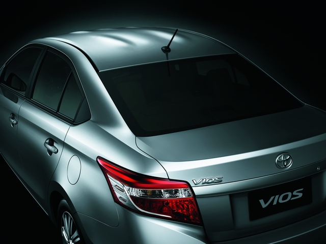 Tại Việt Nam, Toyota Vios 2016 có 4 tùy chọn màu sơn ngoại thất là trắng, bạc, đen và nâu vàng. Xe được chia thành 4 bản trang bị khác nhau là 1.5G, 1.5E CVT, 1.5E MT và Limo. Giá bán tương ứng của 4 bản trang bị này là 622 triệu, 588 triệu, 564 triệu và 532 triệu Đồng.