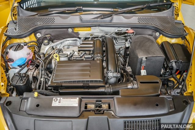 
Trái tim của Volkswagen Beetle Dune tại Malaysia là động cơ xăng TSI 4 xy-lanh, tăng áp, dung tích 1,4 lít, sản sinh công suất tối đa 150 mã lực tại vòng tua máy 5.000 - 6.000 vòng/phút và mô-men xoắn cực đại 250 Nm tại dải vòng tua từ 1.500 - 3.500 vòng/phút. Sức mạnh được truyền tới bánh thông qua hộp số ly hợp kép DSG 7 cấp.
